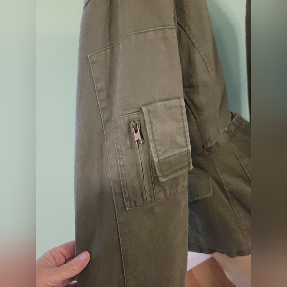 Push Button Khaki Cut-out point cargo jacket w/ open back - Picture 7 of 15